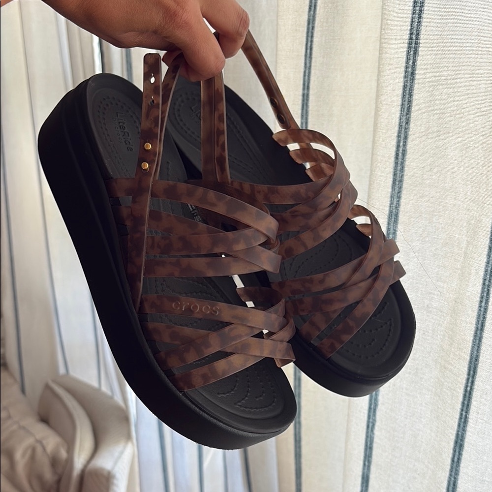 CROCS Brooklyn tortoise strap oh Sandals SIZE 8